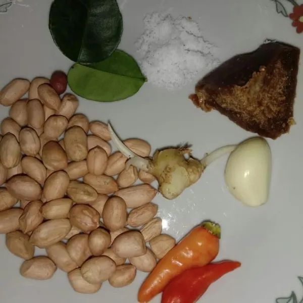 Siapkan bahan bumbu kacang.