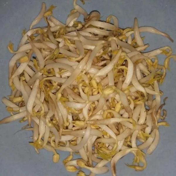 Siangi taoge lalu cuci, tiriskan.