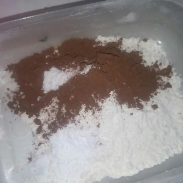 Ayak tepung terigu, coklat bubuk, baking powder, dan soda kue, sisihkan terlebih dahulu.
