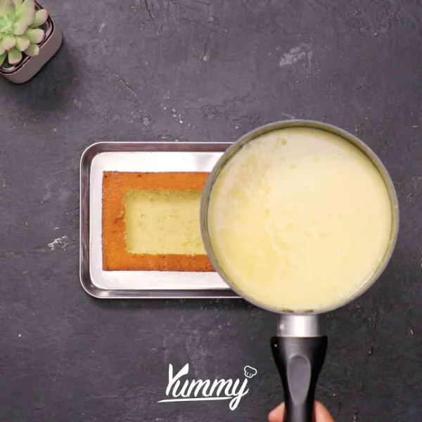 Tuangkan custard ke dalam sponge cake hingga penuh lalu letakkan di atas tray. Oven dengan suhu 180 C selama 40 menit.