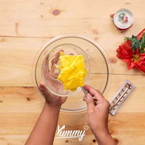 Campurkan margarin ke dalam mangkuk atau wadah lalu aduk dengan menggunakan mixer hingga tercampur rata dan sedikit mengembang.