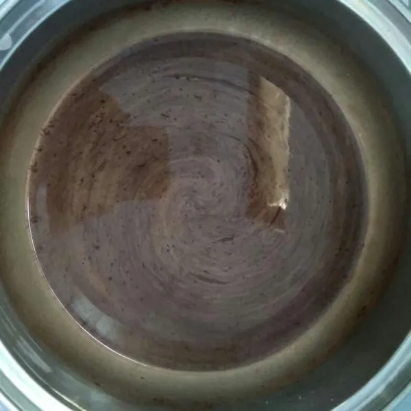 Didihkan air, masukkan bubuk puding coklat dan susu bubuk. Aduk rata sampai tidak bergerindil.