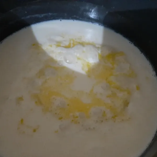 Tuang ke dalam susu, lalu tambahkan gula pasir dan ekstrak vanila, siap digunakan.