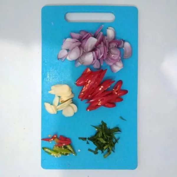 Iris bawang merah, bawang putih, cabai merah, cabai rawit, dan daun jeruk.