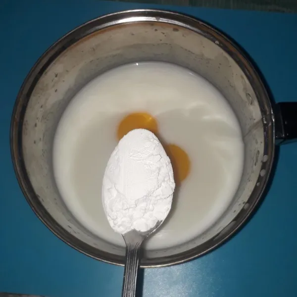 Campurkan 100 ml susu cair, kuning telur, dan maizena dalam wadah. Aduk sampai tercampur rata.