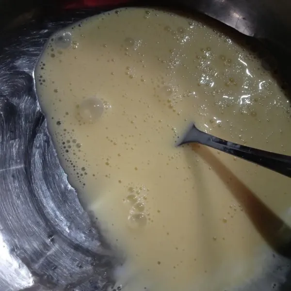 Campurkan telur, santan, garam, dan vanili dalam satu wadah. Kocok rata dengan garpu.