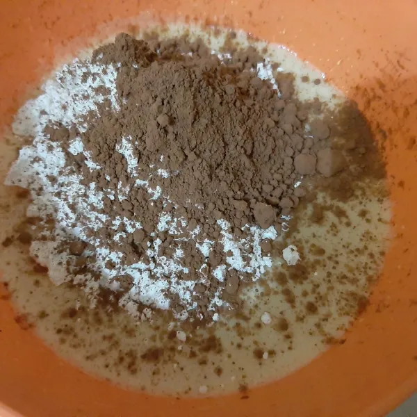 Tambahkan bubuk coklat, tepung terigu dan baking powder, aduk merata.