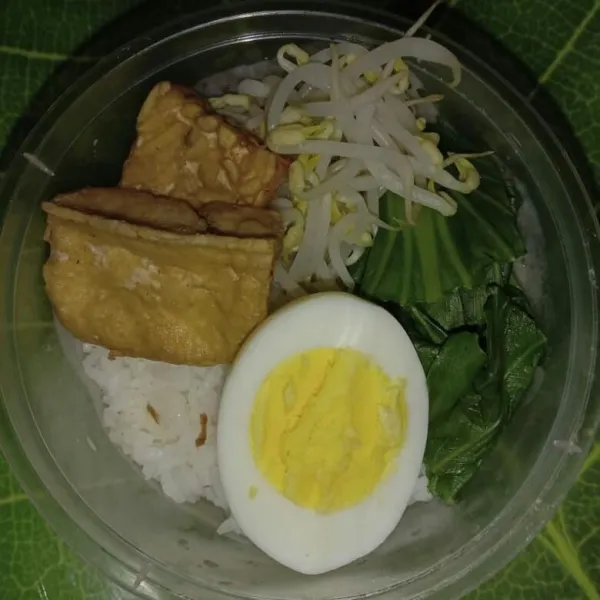 Tata taoge, sawi rebus, tempe goreng, tahu goreng, dan telur rebus.