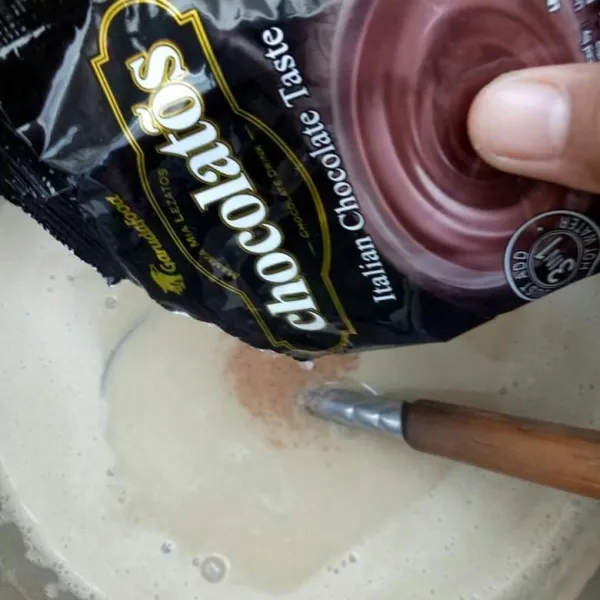Campurkan sisa puding dengan chocolatos coklat.