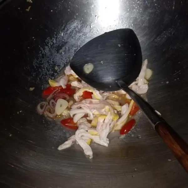 Tumis bawang merah, bawang putih, tomat, dan cabe merah hingga harum. Masukkan air, gula, garam, kaldu bubuk, dan suwiran ayam. Masak hingga bumbu meresap.