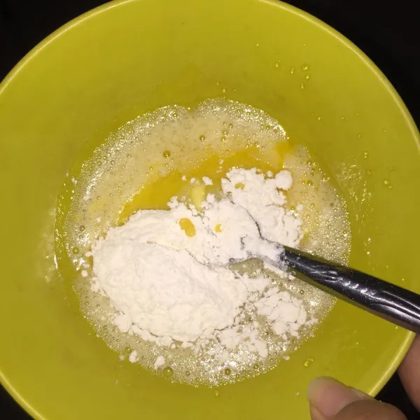 Setelah itu masukkan tepung terigu dan mentega, aduk rata.