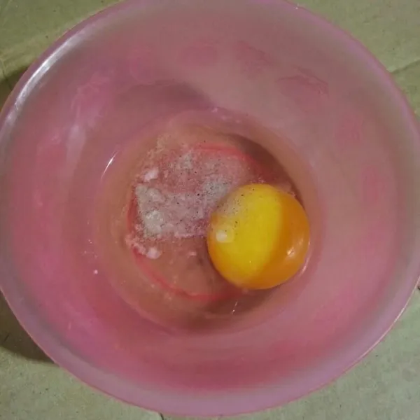 Kocok telur dengan 1/4 sdt merica dan sejumput garam.