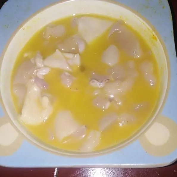 Masukkan ayam pada bahan celupan, simpan dalam freezer kurang lebih 10 menit.