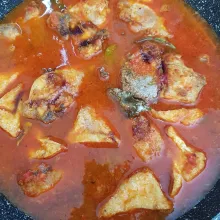 Tambahkan air, gula, garam, merica bubuk, dan kaldu jamur bubuk. Aduk rata dan masak dengan api kecil hingga air menyusut.