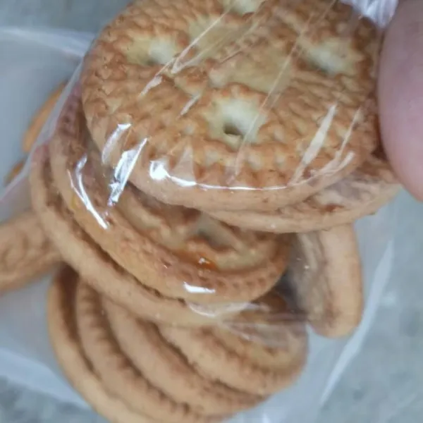 Siapkan biskuit roma, kemudian hancurkan.