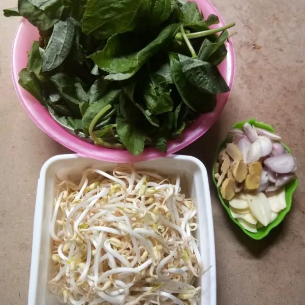 Siapkan bahan-bahannya kemudian cuci bersih.