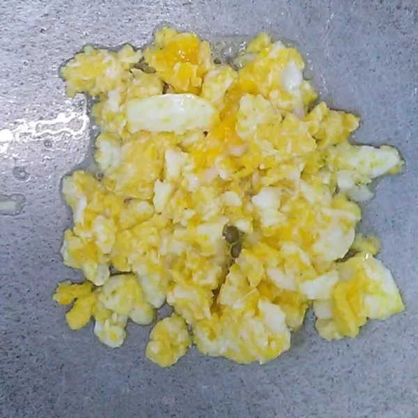 Goreng telur sambil diorak-arik, kemudian tambahkan garam dan lada bubuk. Aduk rata, sisihkan.