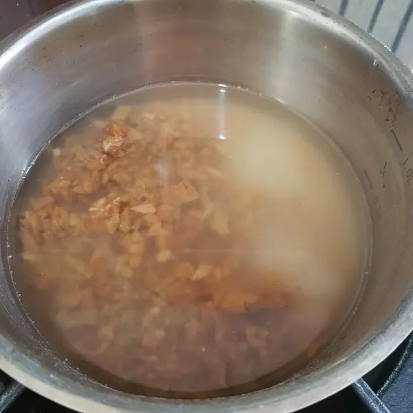 Siapkan panci, kemudian masukkan bubuk agar-agar, air, gula, garam, dan daging buah sawo. Aduk rata.