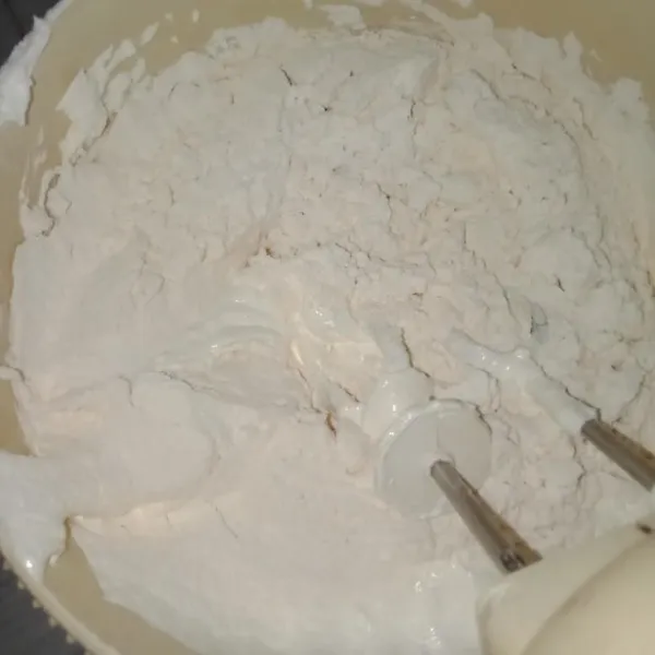 Masukkan tepung terigu dan vanili, mixer dengan kecepatan rendah untuk sekedar rata saja.