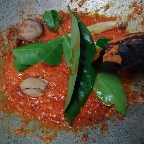 Masukkan bumbu halus dan bumbu tambahan lainnya, aduk rata dan tumis sampai bumbu benar-benar matang.