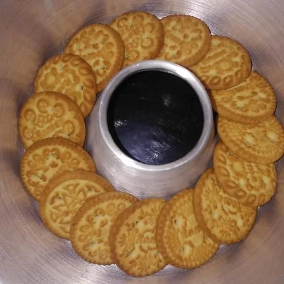 Tata berkeliling biskuit mari di bagian permukaan cetakan, sisihkan.