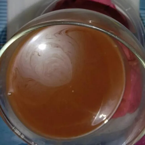 Tuangkan ke dalam gelas lalu miringkan, biarkan hingga set.