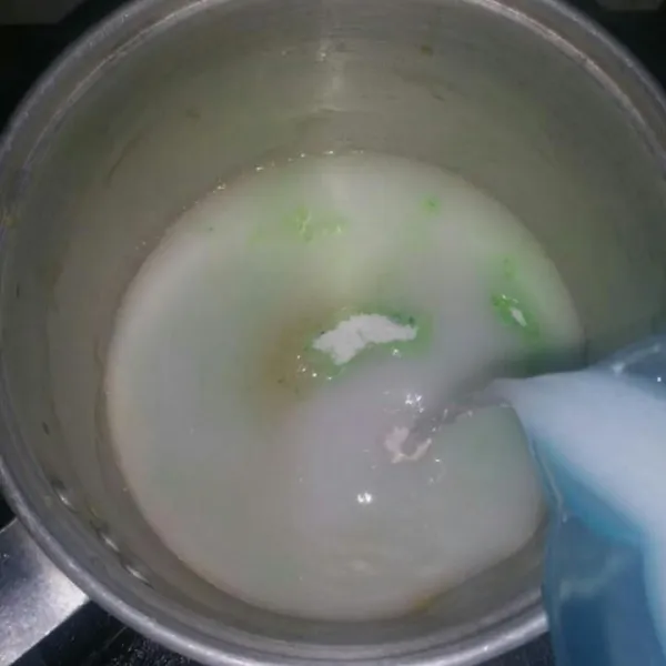 Tambahkan segelas susu cair, aduk rata dan pastikan tidak ada yang menggumpal kemudian nyalakan kompor.