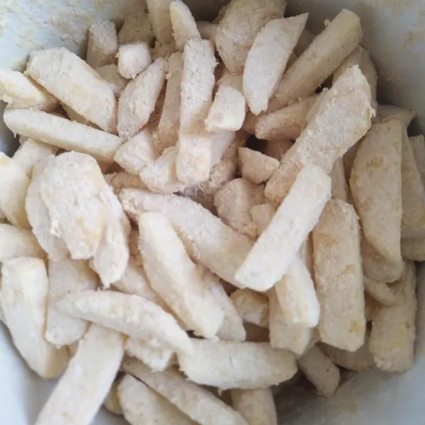 Putar-putar hingga tepung merata sesekali percikkan air agar sedikit crispy.
