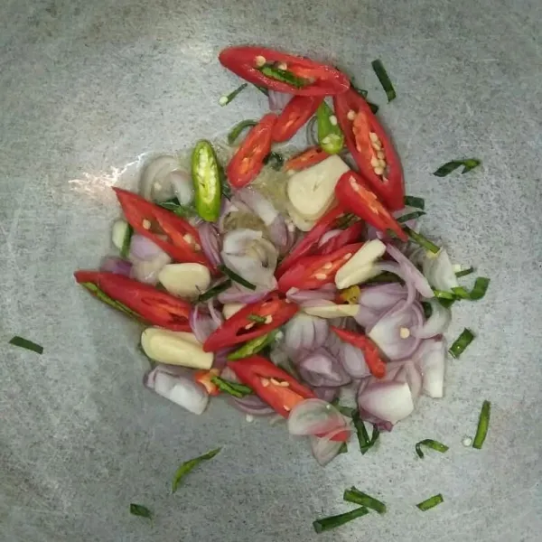 Tumis sampai harum.