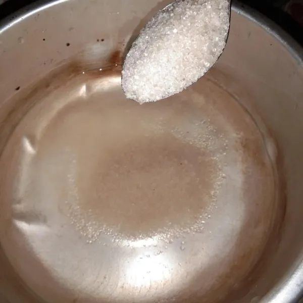 Buat adonan puding putih oreo, masukkan dalam panci 2 gelas air beserta 8 sdm gula.