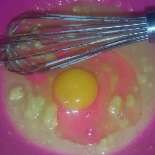 Masukkan telur, kocok sampai gula larut.