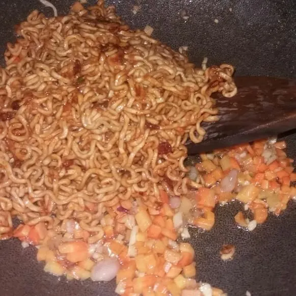 Masukkan mie, masak sekitar 2-3 menit.