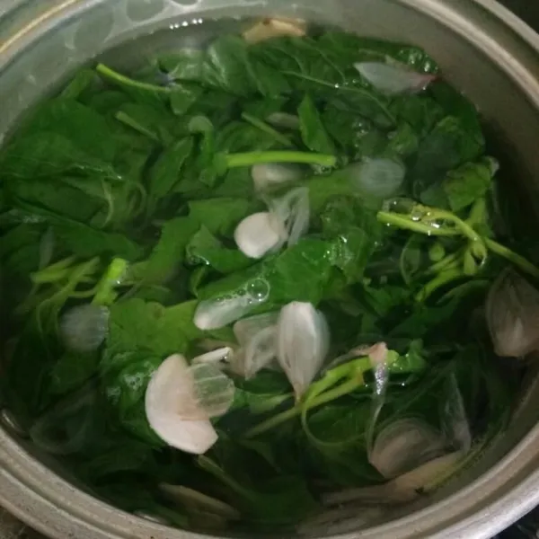 Kemudian masukkan bayam, aduk rata. Tambahkan garam dan gula pasir. Masak hingga bayam setengah layu.