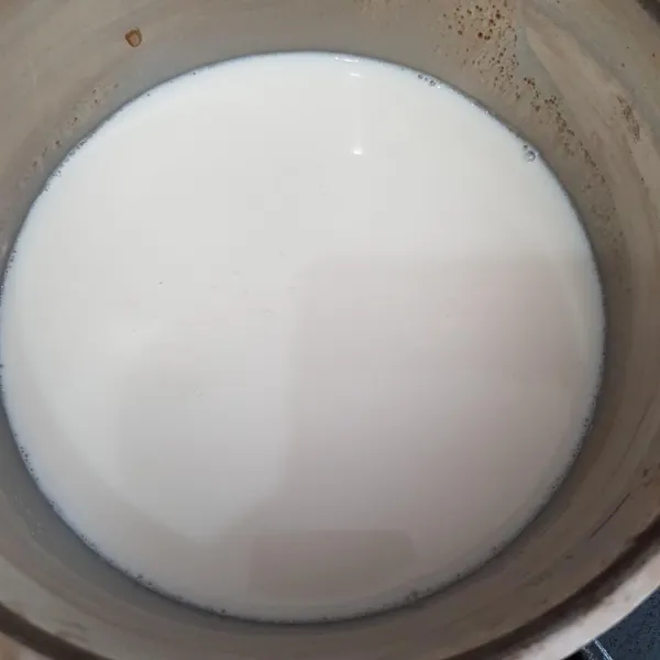 Puding susu: campur semua bahan puding susu, aduk rata dan masak hingga mendidih. Angkat.