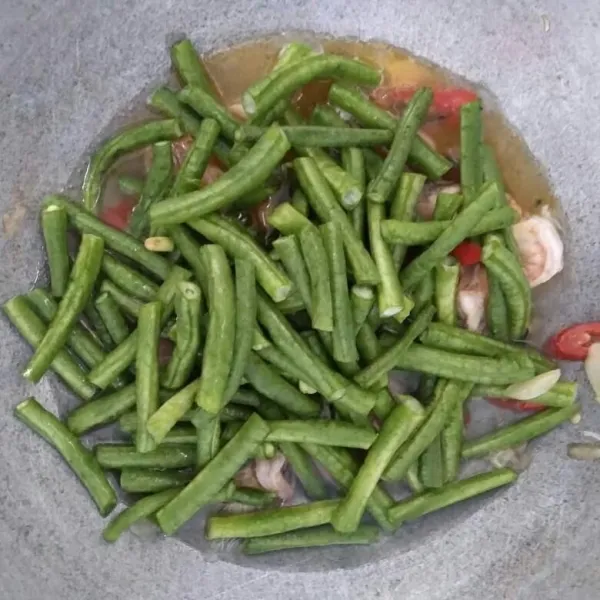 Masukkan kacang panjang dan air. Masak sampai kacang panjang empuk / lunak.