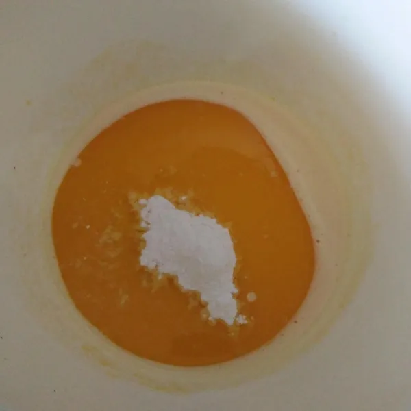 Kocok telur dan gula halus hingga larut.