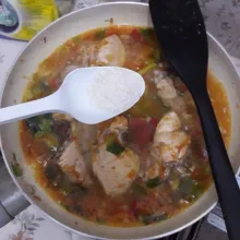 Tambahkan air, garam, dan gula secukupnya. Koreksi rasa dan tunggu hingga ayam matang.