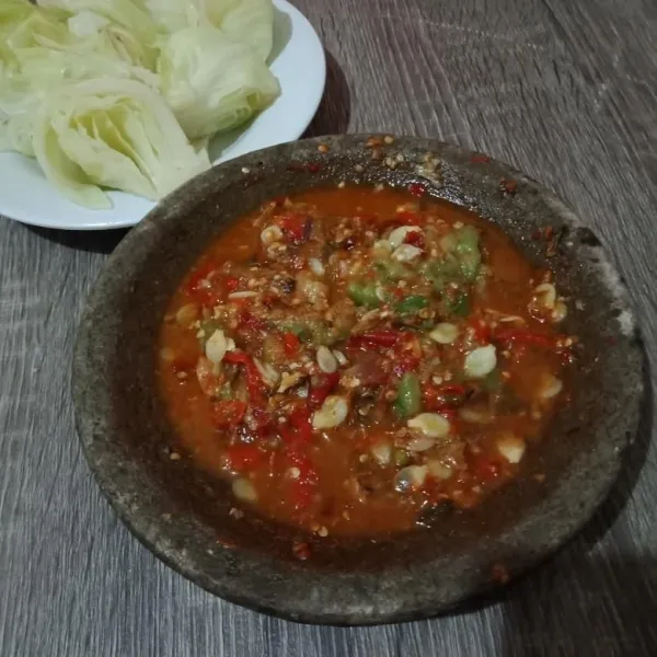 Sambal siap disajikan dengan kol rebus atau lauk lainnya sesuai selera.