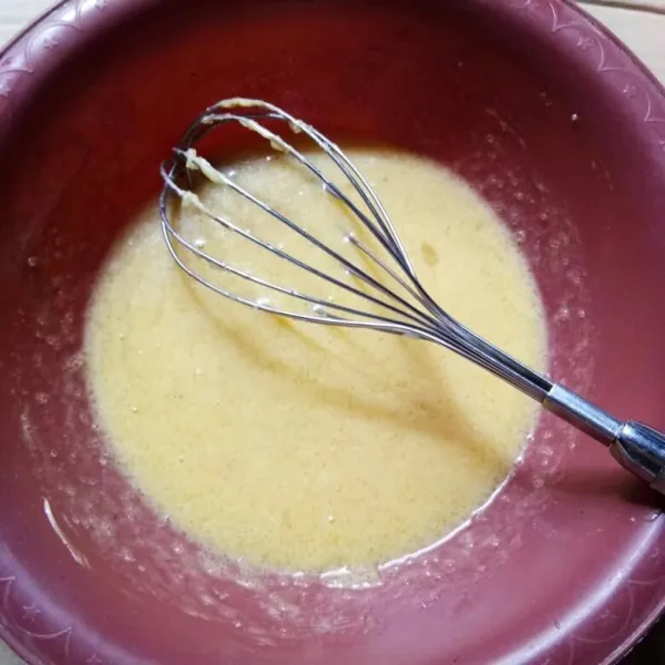 Masukkan vanilli dan telur satu persatu, aduk hingga rata.