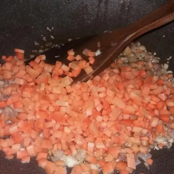 Lalu masukkan potongan wortel, masak hingga wortel matang.