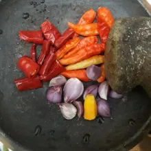 Haluskan bawang merah, kunyit, cabe merah, dan cabe rawit.