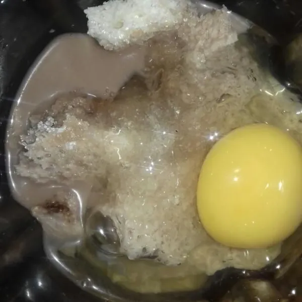 Campurkan susu cair, roti tawar yang sudah di sobek, telur utuh, dan gula. Lalu blender hingga halus.