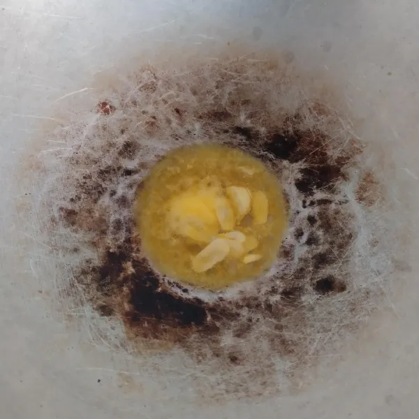 Panaskan margarin, tumis bawang putih hingga wangi.
