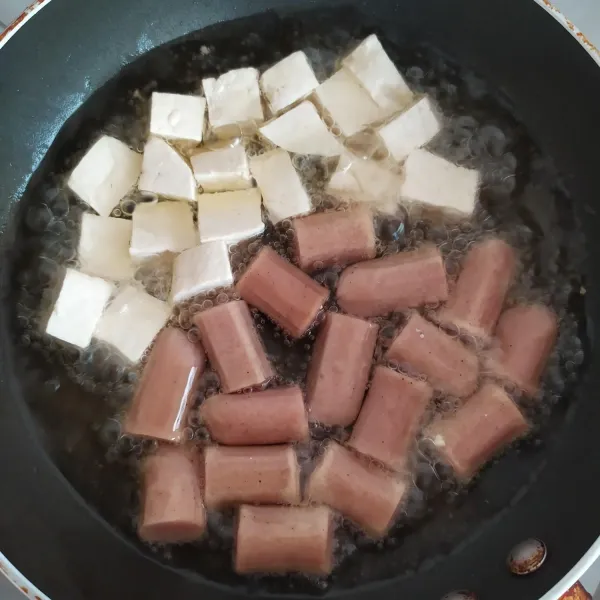 Goreng sosis dan tahu hingga berkulit, jangan terlalu kering. Angkat dan tiriskan.