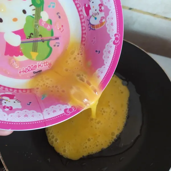 Sementara itu, buat telur orak-arik sebagai pelengkap. Kocok telur lalu tuang dalam minyak yang sudah dipanaskan. Tunggu hingga setengah matang, baru buat orak-arik.