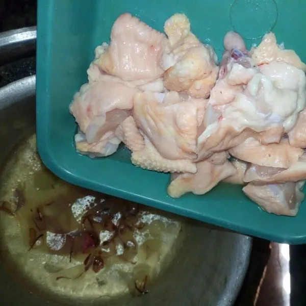 Masukkan buntut ayam masak sampai empuk.