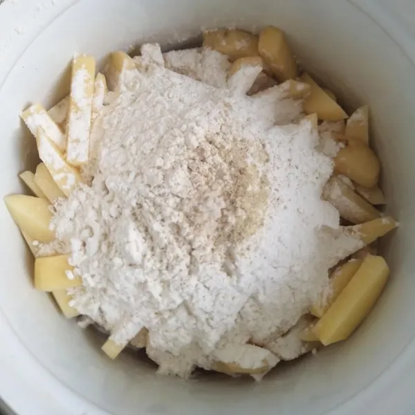 Tambahkan tepung terigu, kaldu bubuk, merica bubuk, garam, dan soda kue.