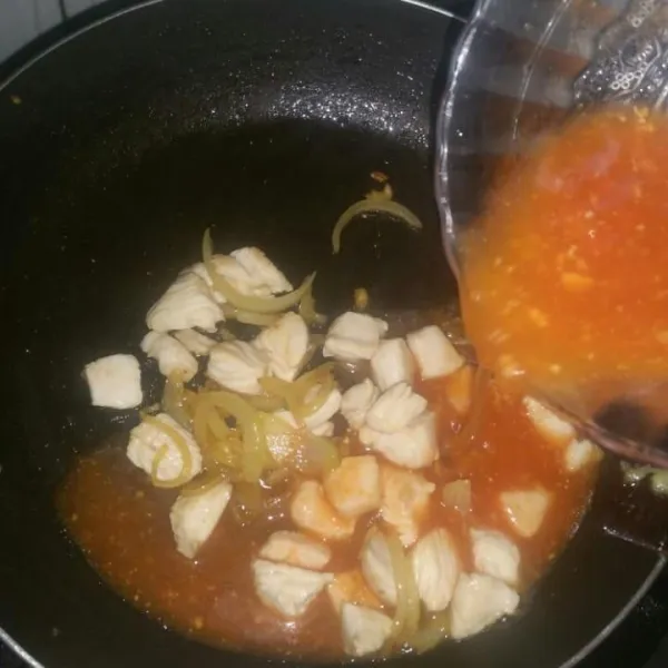 Masukkan bumbu, aduk rata.