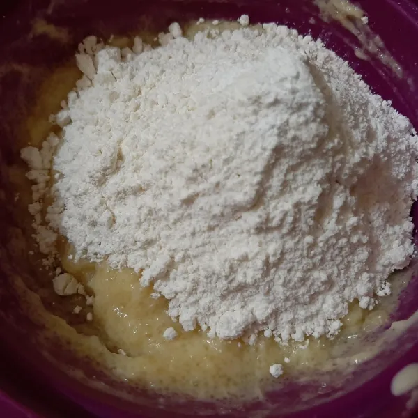 Masukkan tepung terigu yang sudah diayak dan baking powder.