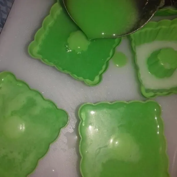 Tuang adonan hijau ke dalam cetakan yang sudah terisi puding susu, dinginkan hingga set, lalu sajikan.